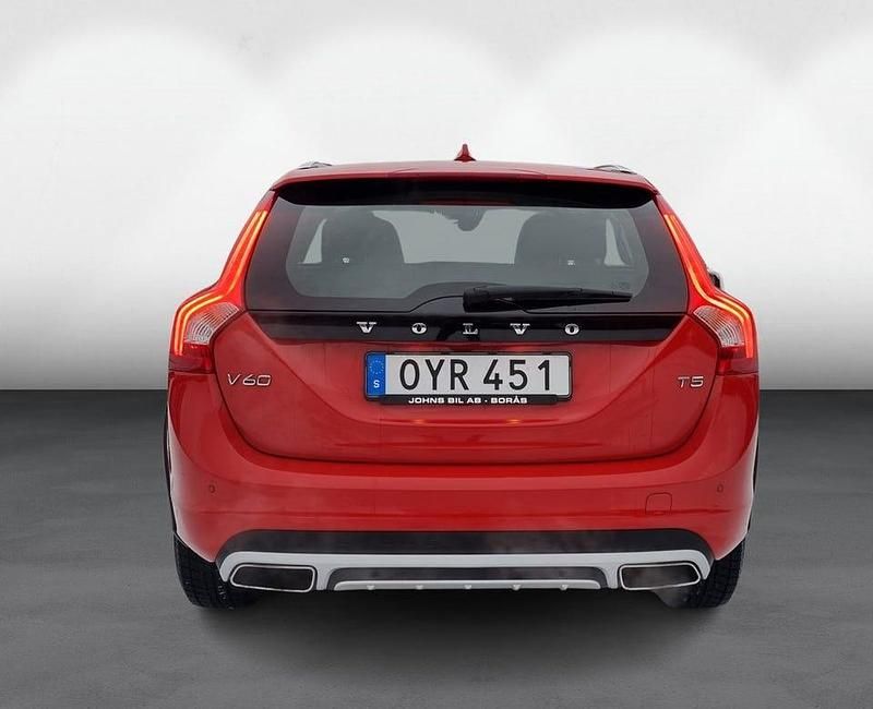 Begagnad Volvo V60 CC Momentum 245 HK (180 kW) 2017 Röd Kombi
