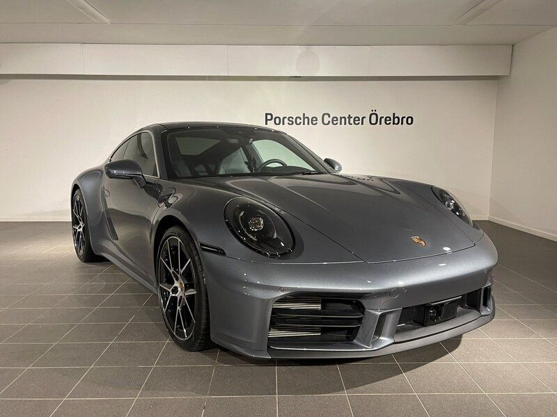 Grå (vanadium grey metallic) Begagnad 2024 Porsche 911 Carrera Sportkupé | 1 699 000 kr (Bra pris) - Bild 1/4