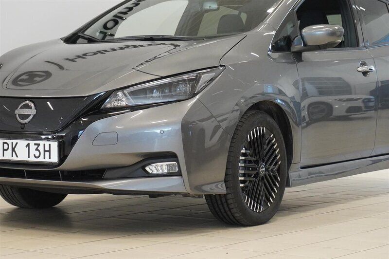 Begagnad Nissan Leaf Acenta 110 kW (150 HK) 2023 Grå/silver Halvkombi