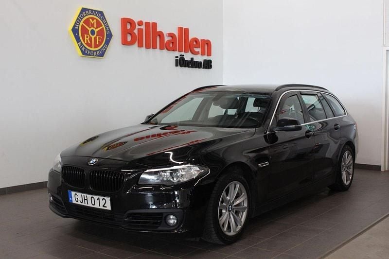 Svart Begagnad 2017 BMW 520 Kombi | 119 900 kr (Marknadspris) - Bild 1/4