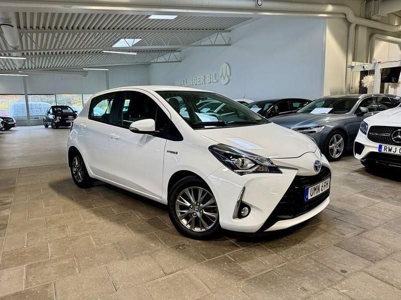Vit Begagnad 2019 Toyota Yaris Hybrid Active Halvkombi | 174 500 kr (Marknadspris) - Bild 1/4