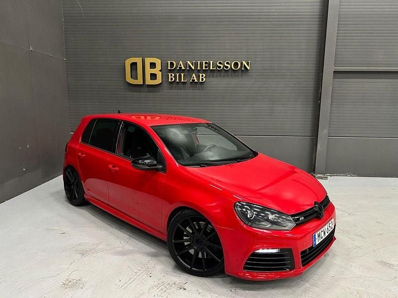 Röd Begagnad 2012 VW Golf VII R Halvkombi | 199 800 kr (Marknadspris) - Bild 1/4