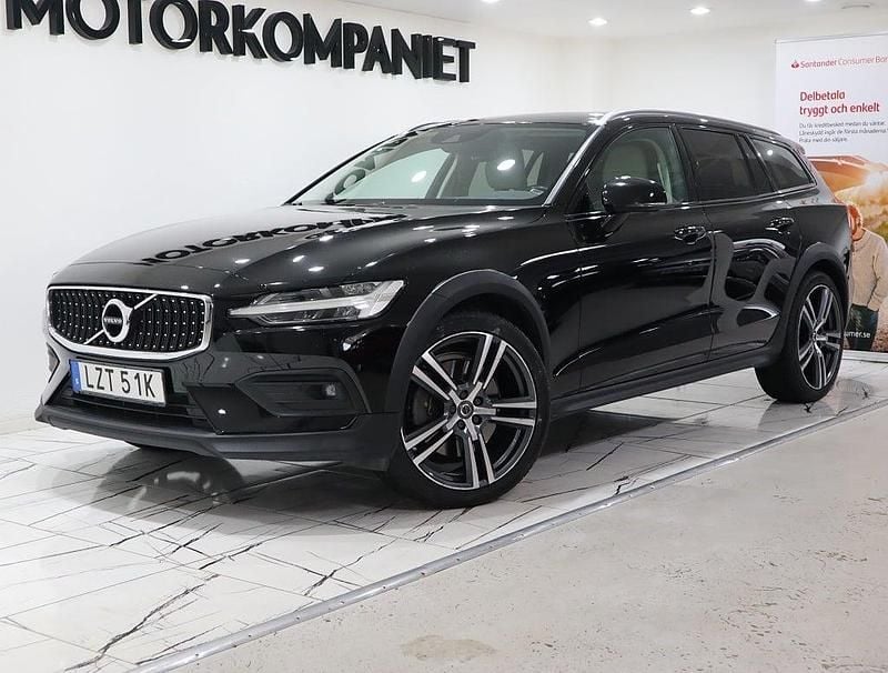 Svart Begagnad 2019 Volvo V60 CC Momentum Kombi | 249 900 kr (Marknadspris) - Bild 1/4