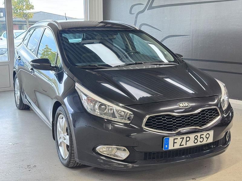Svart Begagnad 2013 Kia Ceed Kombi | 69 900 kr (Marknadspris) - Bild 1/3