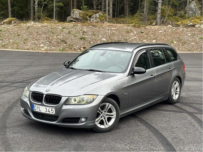 Grå Begagnad 2011 BMW 320 Kombi | 35 000 kr (Superpris) - Bild 1/4