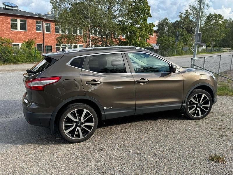 Brun Begagnad 2016 Nissan Qashqai Tekna SUV | 108 000 kr (Bra pris) - Bild 1/3