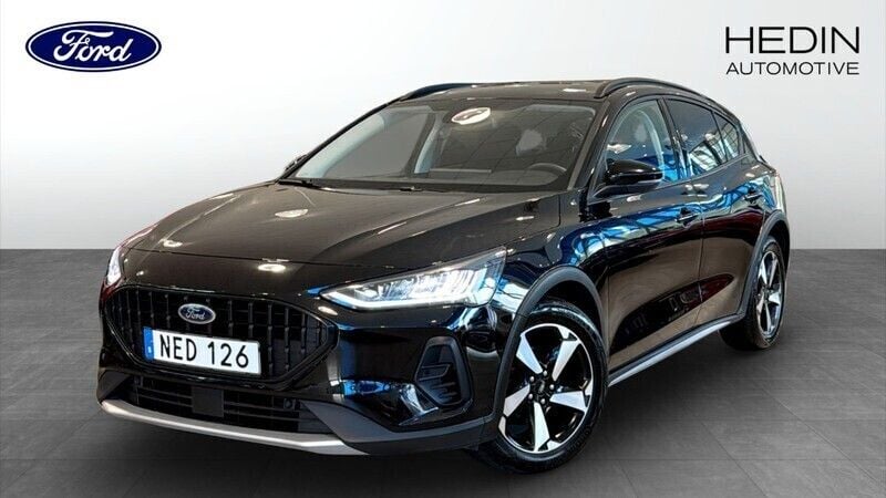 Svart (black) Begagnad 2023 Ford Focus Active Halvkombi | 179 900 kr (Superpris) - Bild 1/4