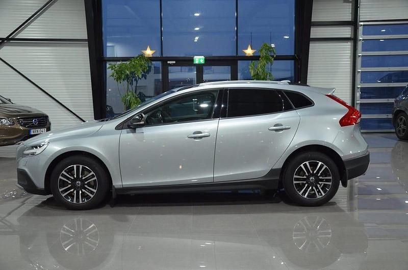 Begagnad Volvo V40 CC 150 HK (110 kW) 2018 Silver Kombi
