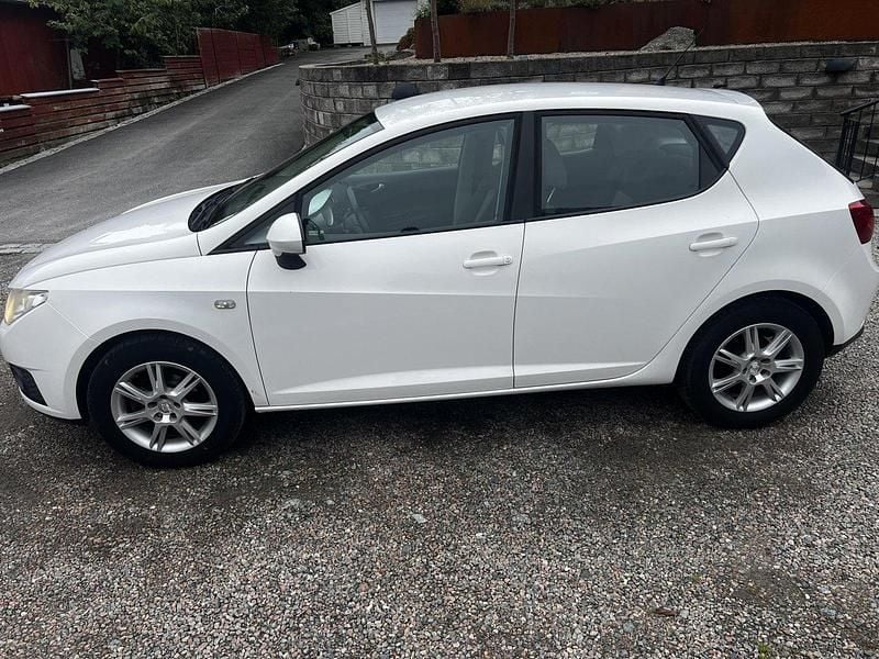 Vit Begagnad 2010 Seat Ibiza Style Halvkombi | 28 000 kr (Marknadspris) - Bild 1/4