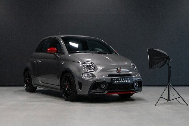 Grå Begagnad 2022 Fiat 500 Abarth Abarth Halvkombi | 219 000 kr - Bild 1/4
