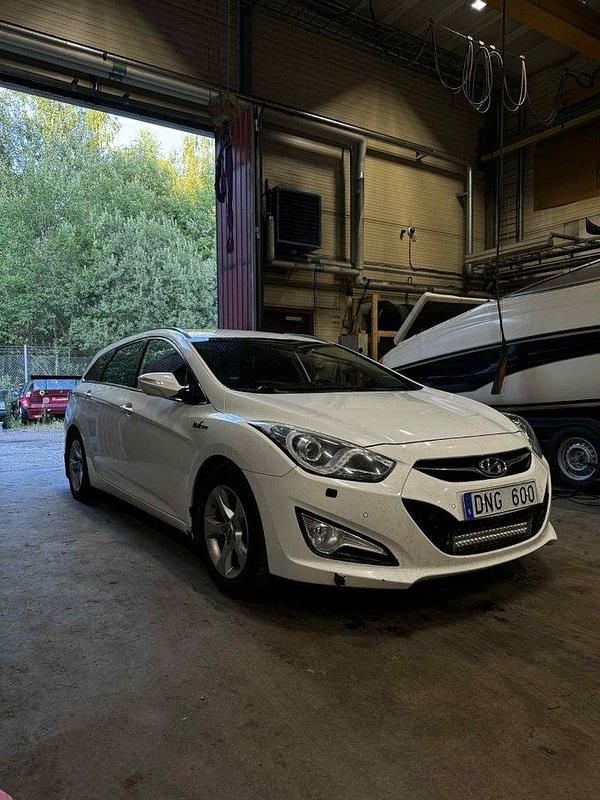 Vit Begagnad 2012 Hyundai i40 Kombi | 70 000 kr (Dyr) - Bild 1/4