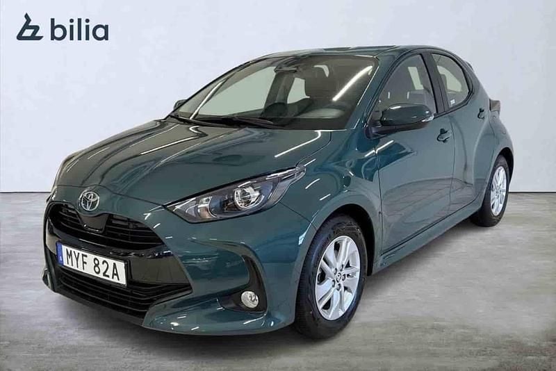 Begagnad Toyota Yaris Hybrid 2025 Grön Halvkombi