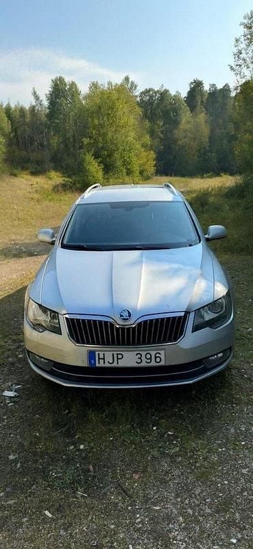Silver Begagnad 2014 Skoda Superb Elegance Kombi | 67 000 kr (Marknadspris) - Bild 1/4