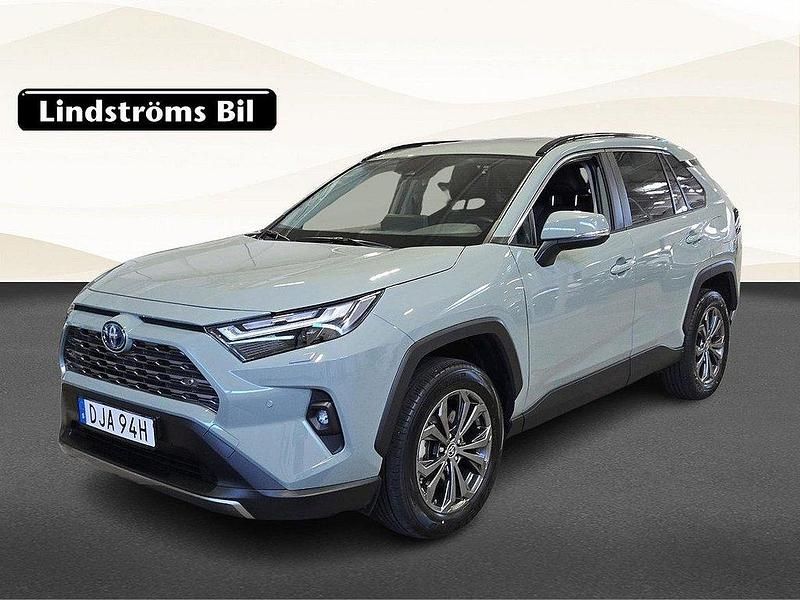 Grön Begagnad 2025 Toyota RAV4 Hybrid Executive SUV | 439 900 kr (Superpris) - Bild 1/4