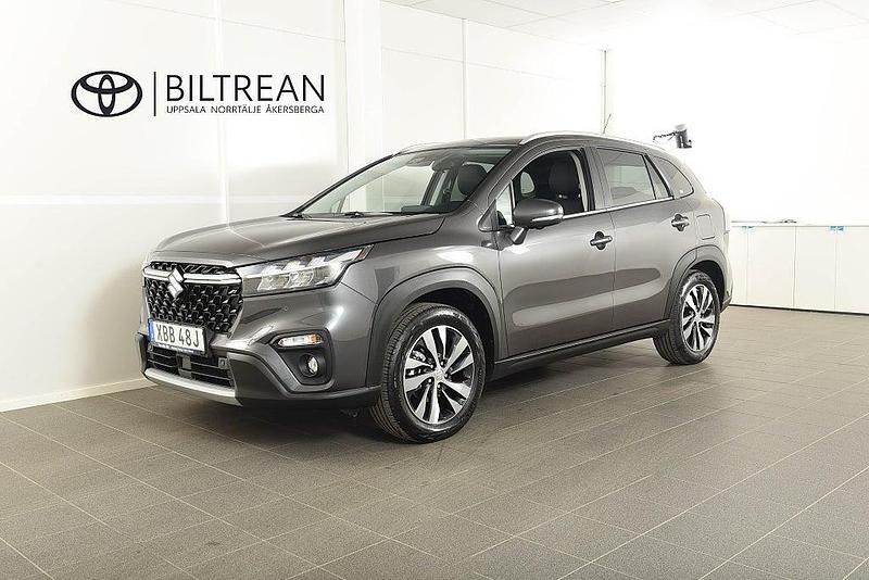 Grå Begagnad 2023 Suzuki SX4 S-Cross Kombi | 284 900 kr (Marknadspris) - Bild 1/4