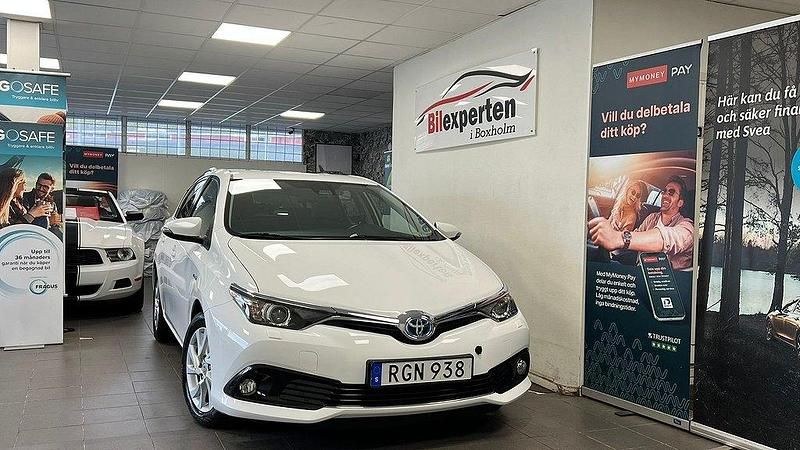 Vit Begagnad 2017 Toyota Auris Hybrid Active Halvkombi | 179 900 kr (Marknadspris) - Bild 1/4