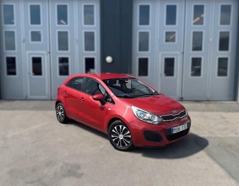 Röd Begagnad 2013 Kia Rio Halvkombi | 56 900 kr (Marknadspris) - Bild 1/4
