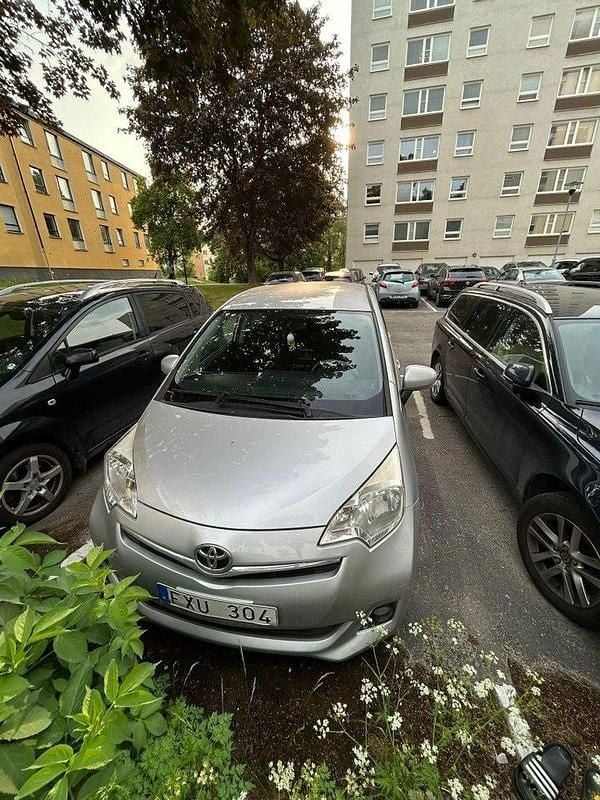 Silver Begagnad 2011 Toyota Verso-S Multidrive S Minibuss | 70 000 kr (Bra pris) - Bild 1/4