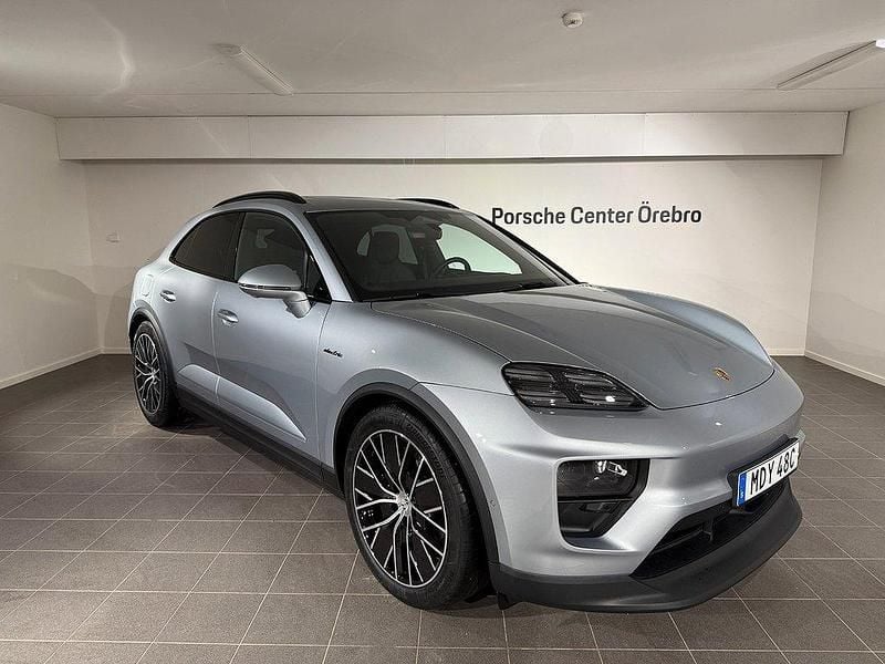 Silver Begagnad 2025 Porsche Macan SUV | 989 000 kr (Bra pris) - Bild 1/4