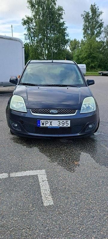 Blå Begagnad 2005 Ford Fiesta Halvkombi | 15 500 kr (Bra pris) - Bild 1/4