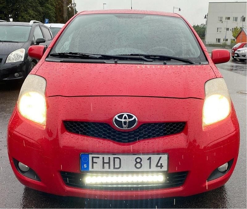 Röd Begagnad 2011 Toyota Yaris Halvkombi | 58 900 kr (Marknadspris) - Bild 1/4