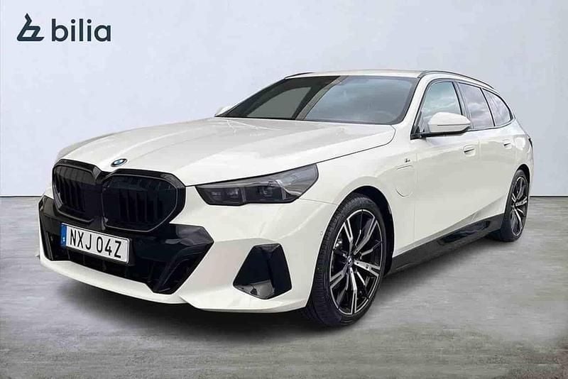 Vit Begagnad 2025 BMW 530e Kombi | 699 900 kr - Bild 1/1