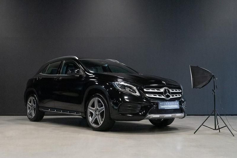 Svart Begagnad 2019 Mercedes GLA250 AMG SUV | 269 000 kr (Marknadspris) - Bild 1/4
