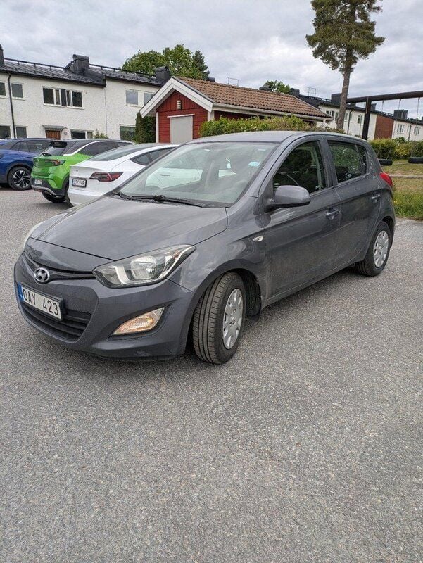 Brun Begagnad 2014 Hyundai i20 Select Halvkombi | 44 900 kr - Bild 1/3