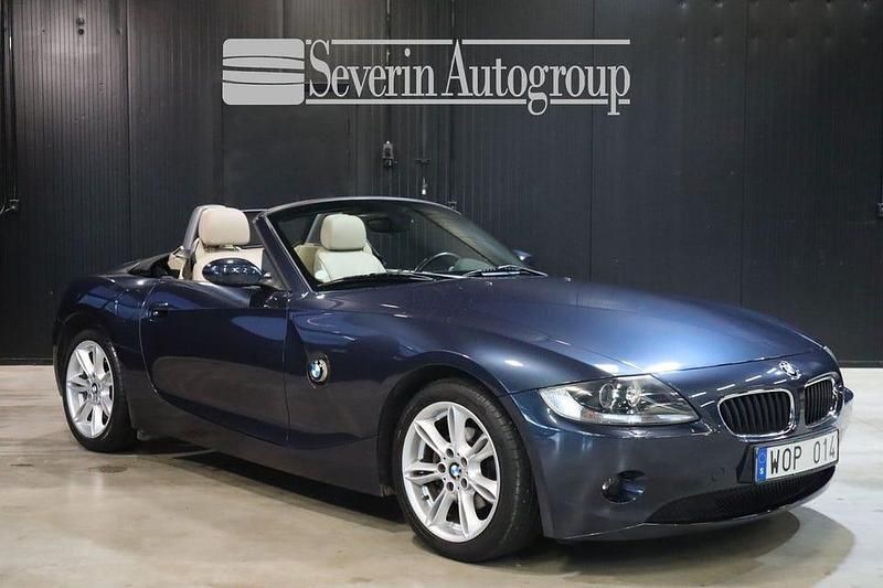 Mörkblå Begagnad 2005 BMW Z4 Cab | 169 000 kr (Marknadspris) - Bild 1/4