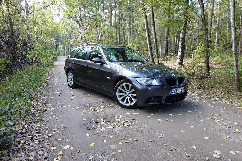 Grå Begagnad 2006 BMW 325 Advantage Kombi | 59 900 kr (Marknadspris) - Bild 1/4