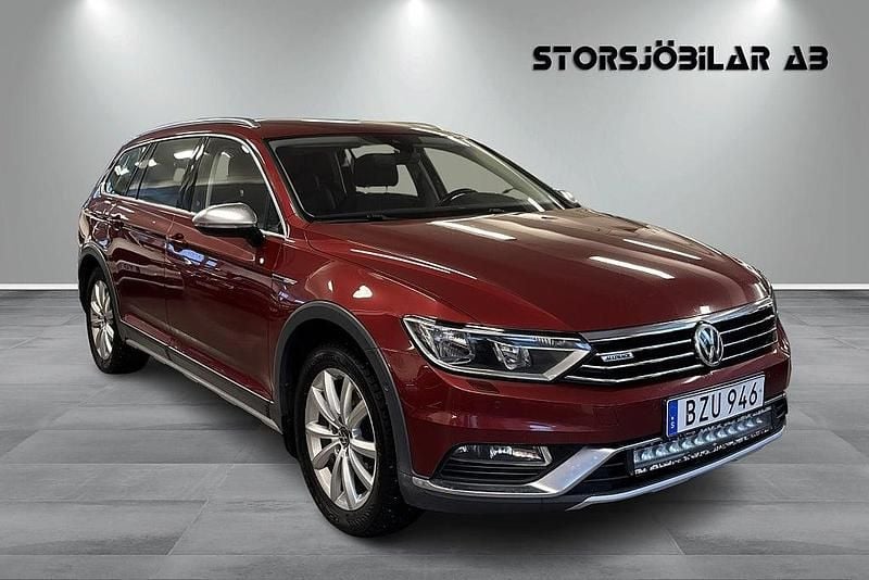 Mörkröd Begagnad 2015 VW Passat Alltrack Kombi | 127 000 kr - Bild 1/4
