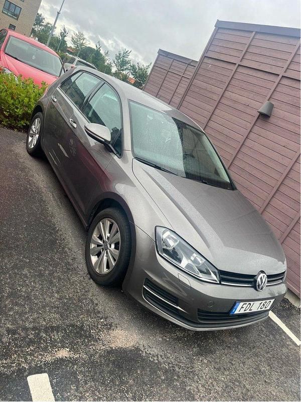 Grå Begagnad 2015 VW Golf VII Halvkombi | 115 000 kr (Marknadspris) - Bild 1/4