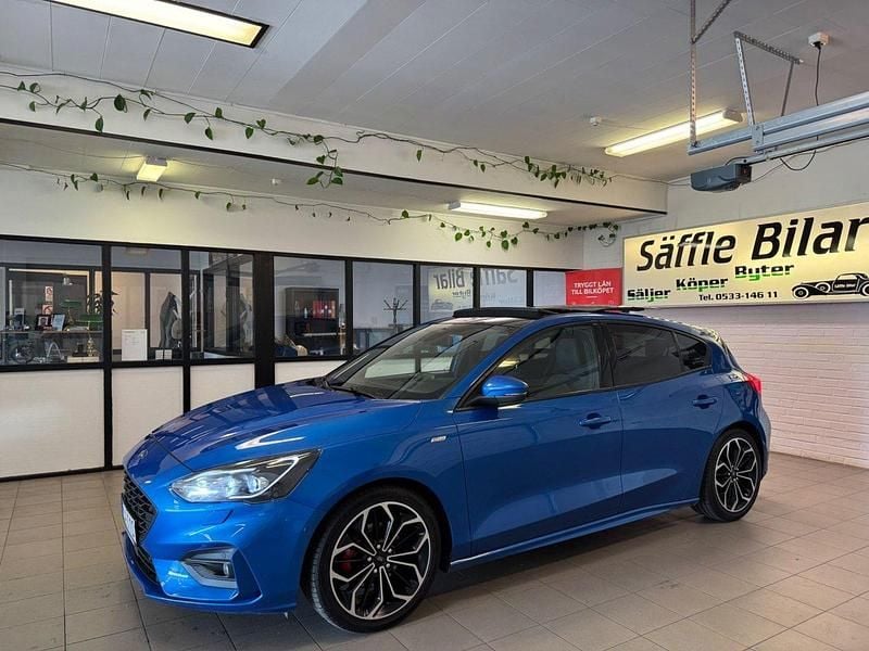 Blå Begagnad 2018 Ford Focus ST-Line Halvkombi | 139 900 kr (Marknadspris) - Bild 1/4