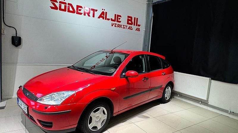 Röd Begagnad 2004 Ford Focus Halvkombi | 24 900 kr (Marknadspris) - Bild 1/4