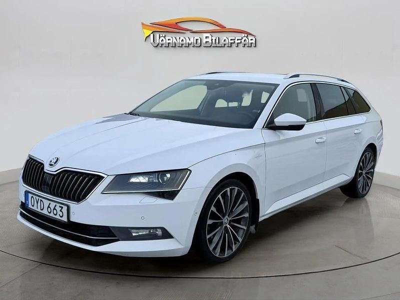 Vit Begagnad 2016 Skoda Superb LAURIN & KLEMENT Kombi | 144 800 kr (Marknadspris) - Bild 1/4