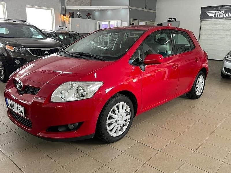 Begagnad Toyota Auris 124 HK (91 kW) 2008 Röd Halvkombi