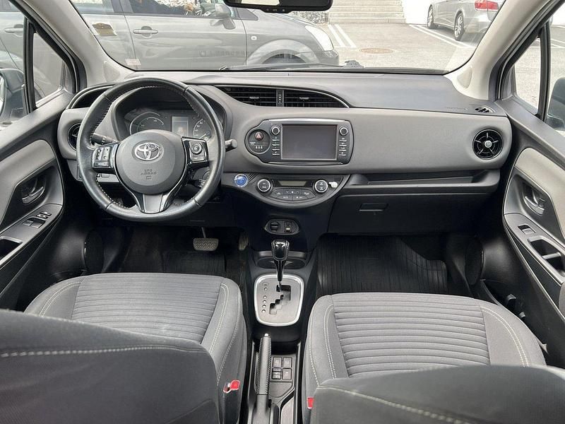 Vit Begagnad 2018 Toyota Yaris Hybrid Active Halvkombi | 141 900 kr (Marknadspris) - Bild 1/3