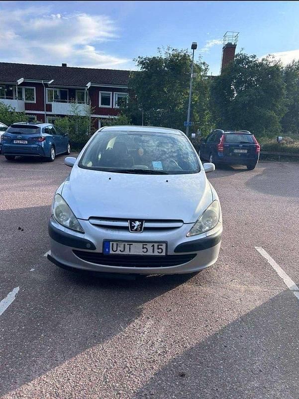 Grå Begagnad 2004 Peugeot 307 Halvkombi | 18 000 kr (Marknadspris) - Bild 1/4