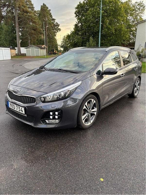 Grå Begagnad 2017 Kia Ceed Sportswagon GT-Line Kombi | 147 000 kr (Marknadspris) - Bild 1/4
