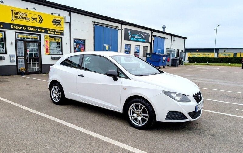 Vit Begagnad 2010 Seat Ibiza Reference Halvkombi | 39 900 kr (Marknadspris) - Bild 1/4