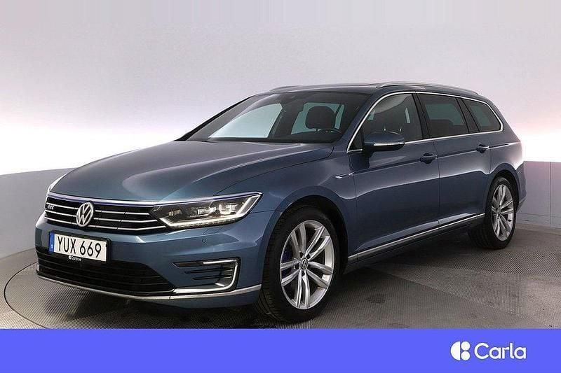 Blå Begagnad 2017 VW Passat Executive Kombi | 219 900 kr (Marknadspris) - Bild 1/4