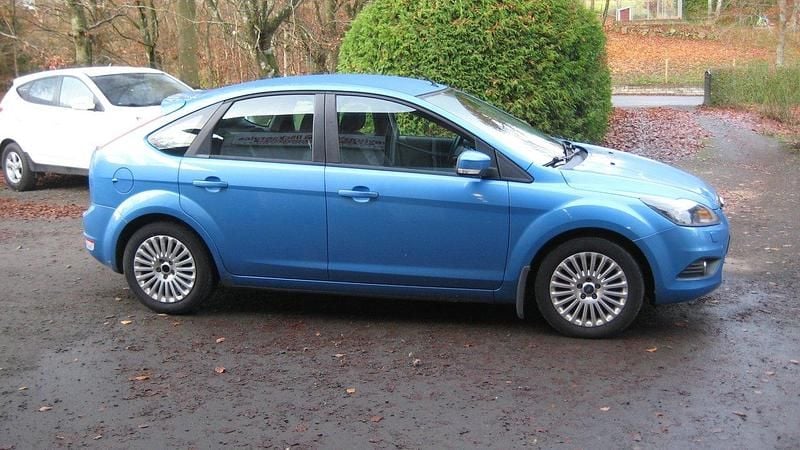 Blå Begagnad 2008 Ford Focus Titanium Halvkombi | 32 900 kr (Marknadspris) - Bild 1/3