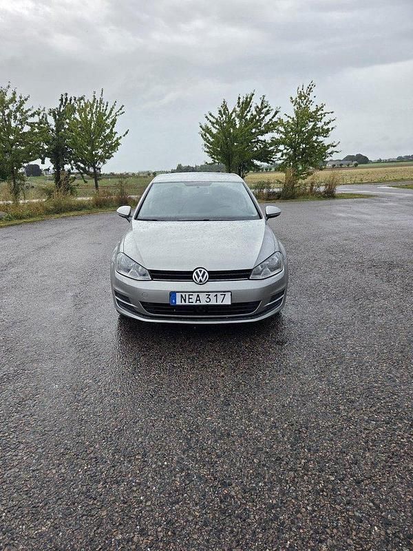 Silver Begagnad 2013 VW Golf VII Halvkombi | 79 000 kr (Marknadspris) - Bild 1/4