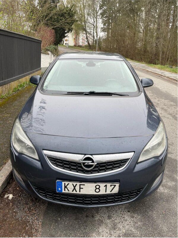 Blå Begagnad 2010 Opel Astra Enjoy Halvkombi | 30 000 kr (Bra pris) - Bild 1/4