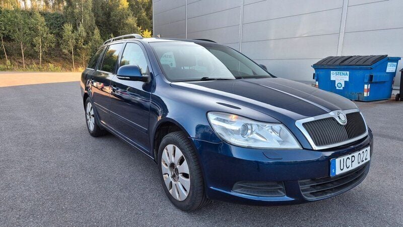 Mörkblå Begagnad 2010 Skoda Octavia Ambiente Kombi | 39 900 kr (Marknadspris) - Bild 1/4