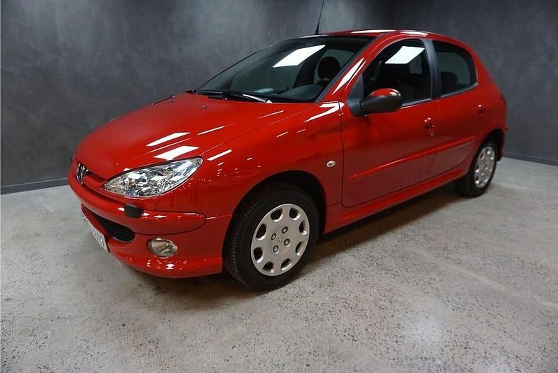 Röd Begagnad 2005 Peugeot 206 Halvkombi | 39 900 kr (Dyr) - Bild 1/1