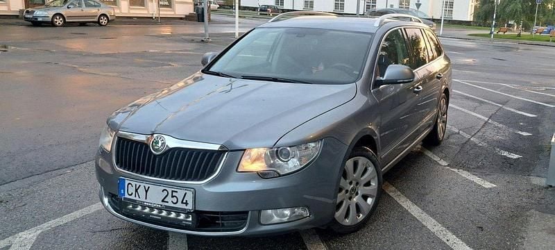 Silver Begagnad 2011 Skoda Superb Elegance Kombi | 47 000 kr (Marknadspris) - Bild 1/2