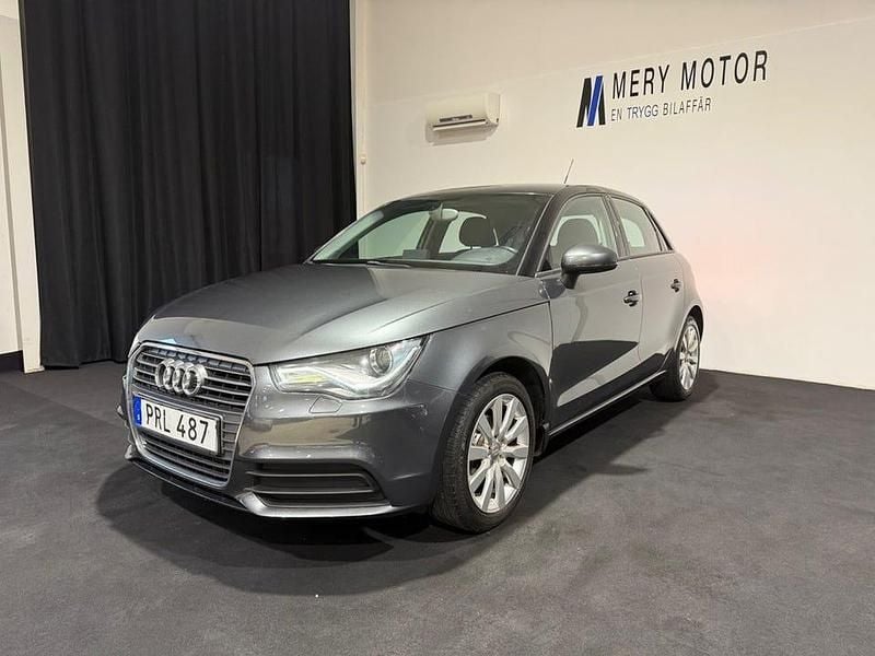 Grå Begagnad 2014 Audi A1 Sportback Sport Halvkombi | 99 800 kr (Marknadspris) - Bild 1/4