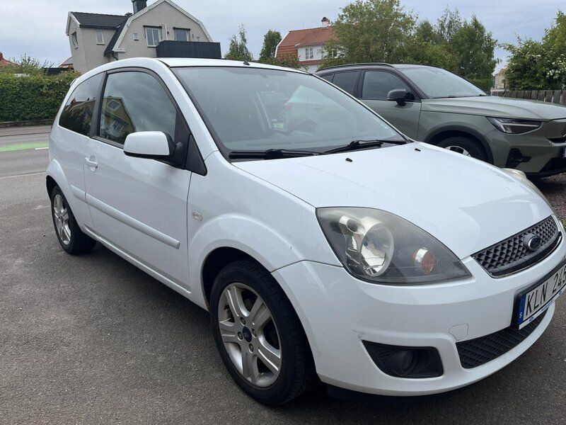 Vit Begagnad 2008 Ford Fiesta Halvkombi | 18 500 kr (Marknadspris) - Bild 1/4