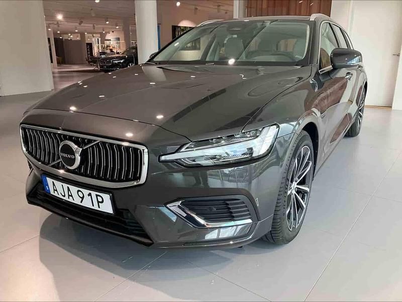 Grå Ny 2024 Volvo V60 Plus Kombi | 629 900 kr - Bild 1/1